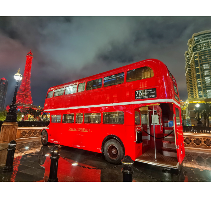 Although there is a discount on using a bus card, many people still choose to use mobile payment. There are two reasons.